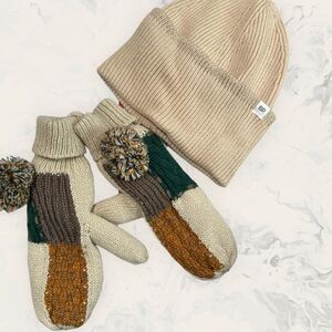 NEW Nordstrom BP. Bundle -
Beanie and Mittens Set - Tan/ Brown - One Size